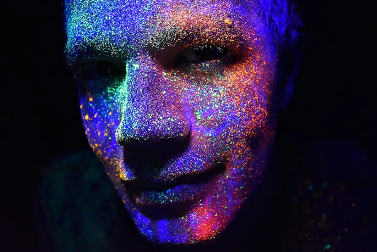 Peinture vibratoire illuminée de nuit (fluorescente)